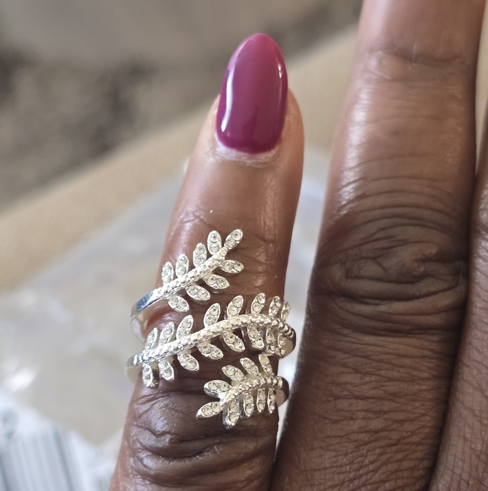 Macy's Elegant Silver Leaf Ring Size 5 Women Cubic Zirconia Rhinestones New - Picture 3 of 9